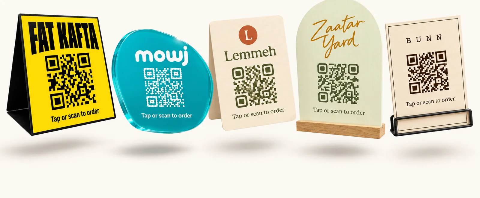خمس بطاقات طاولات برموز QR، واحدة لكل منشأة، ولكلٍّ منها ألوانها وشكلها.